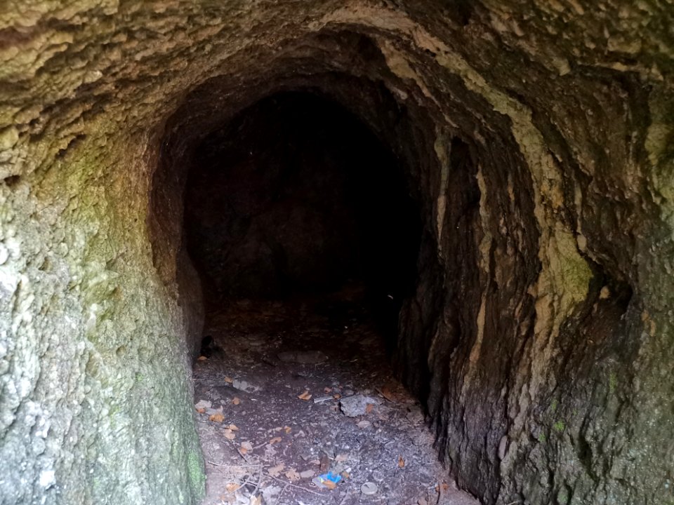 Entrata Grotta Bunker Artesso