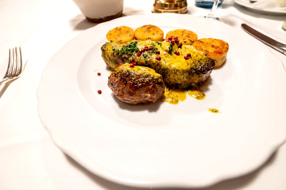 Entrecôte überbacken mit Kräuterbuttersoße im Landhotel Hirsch in Bebenhausen bei Tübingen 2019