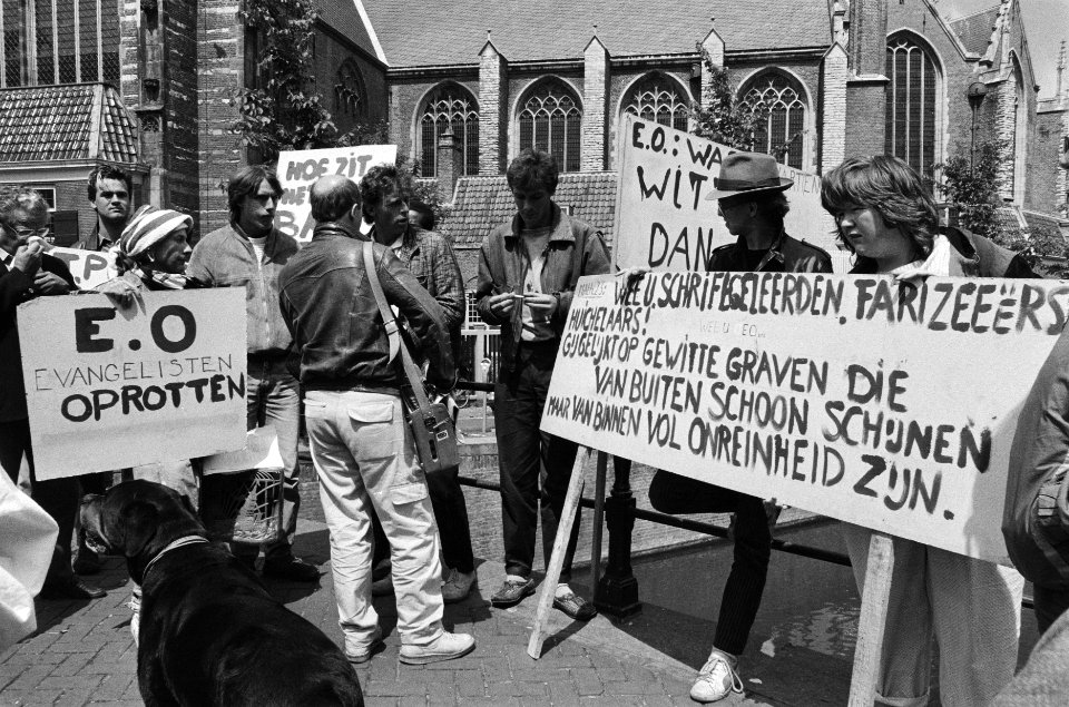 EO-schoonmaakactie in de binnenstad Amsterdam tegenstanders van de actie met sp, Bestanddeelnr 933-3481