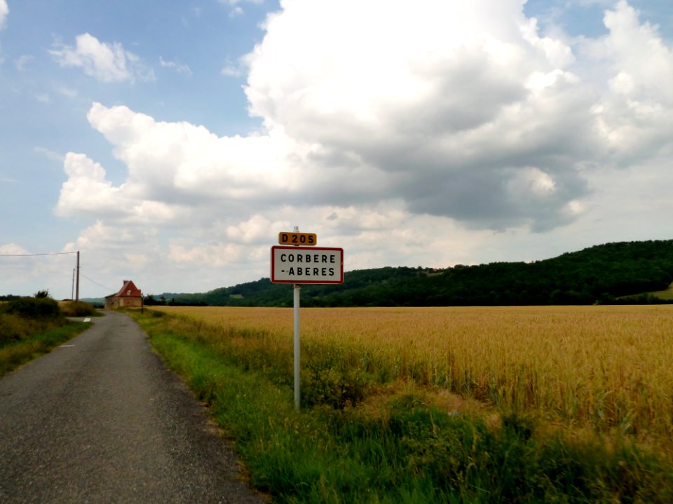 Entrée dans Corbère-Abères