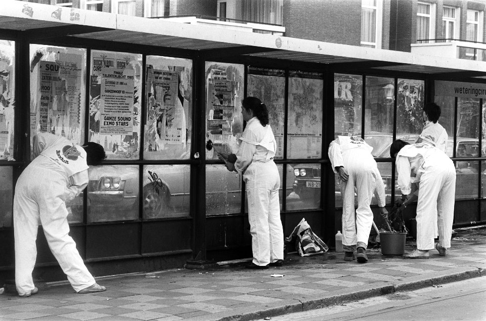 EO-schoonmaakactie in de binnenstad Amsterdam EO-ers maken tramhuisje schoon, Bestanddeelnr 933-3484