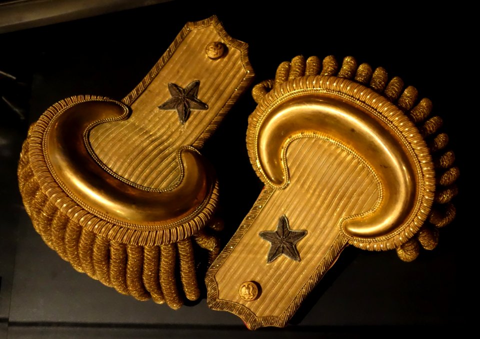 Epaulets, US Navy Flag Officer - Wisconsin Veterans Museum - DSC02984