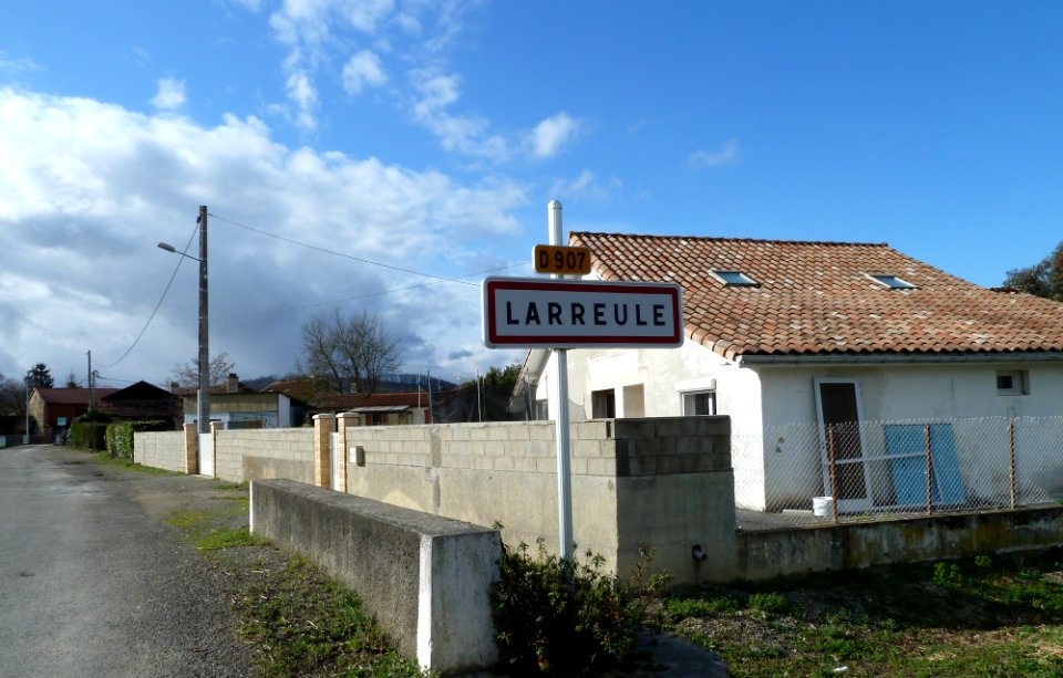 Entrée dans Larreule (Hautes-Pyrénées)