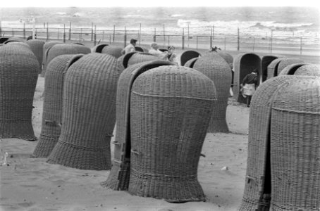 Enthousiaste buitenlanders zoeken een plaatsje uit de wind, Bestanddeelnr 920-4478