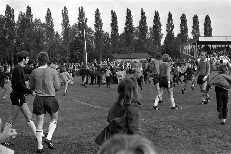 Enthousiaste supporters op het veld na de overwinning, Bestanddeelnr 925-6591