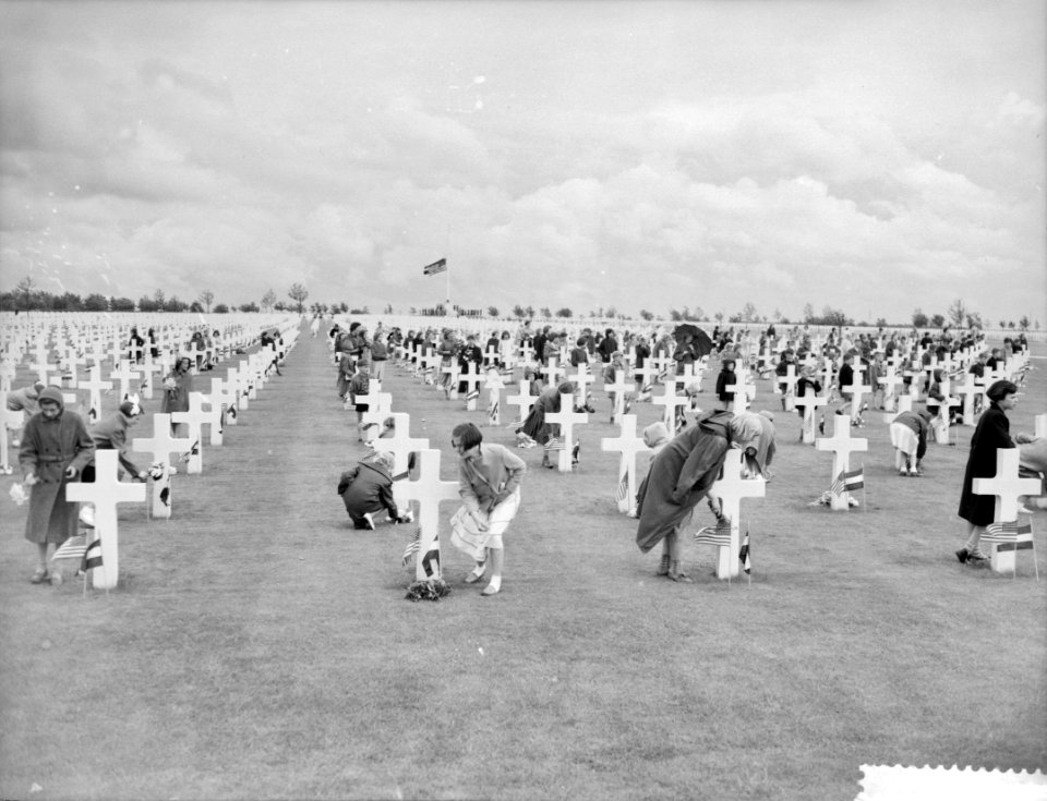 Enthousiaste aanhangers van De Gaulle voor het Elysee Memorial Day op Margraten, Bestanddeelnr 909-5948