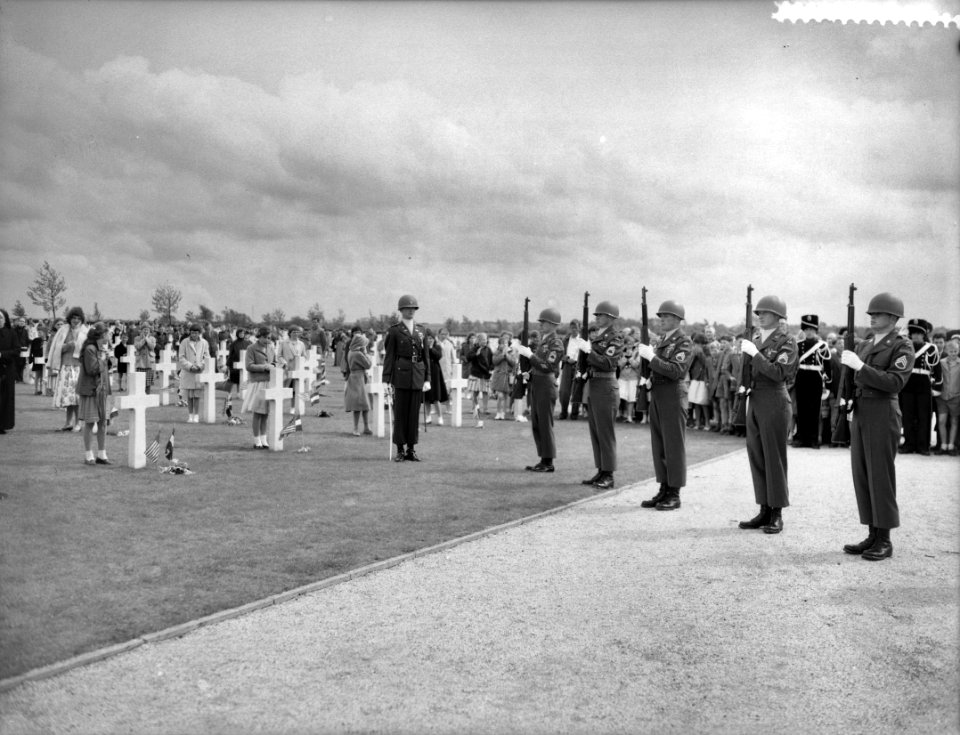 Enthousiaste aanhangers van De Gaulle voor het Elysee Memorial Day op Margraten, Bestanddeelnr 909-5947