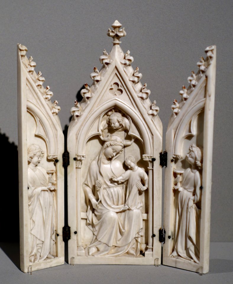 Enthroned Virgin and Child with Angels, Rhineland, perhaps Köln, c. 1350-1375, ivory - Bode-Museum - DSC03635