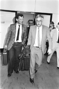 Engwirda (l) en Vis (beiden D66) op Schiphol na bezoek aan Moskou, Bestanddeelnr 932-9467