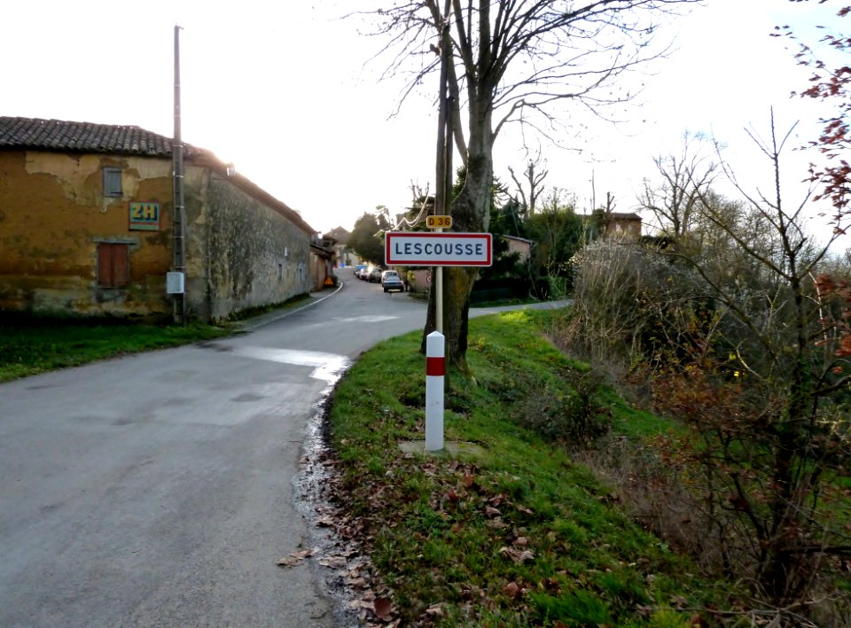 Entrée dans Lescousse