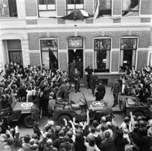 Enthousiaste ontvangst voor prins Bernhard, Bestanddeelnr 900-2504