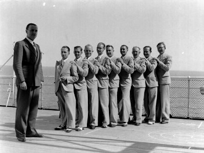 Entertainers aan dek het scheepsorkest met dirigent, Bestanddeelnr 189-0535