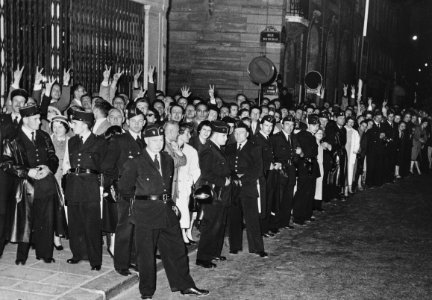 Enthousiaste aanhangers van De Gaulle voor het Elysee Memorial Day op Margraten, Bestanddeelnr 909-5946