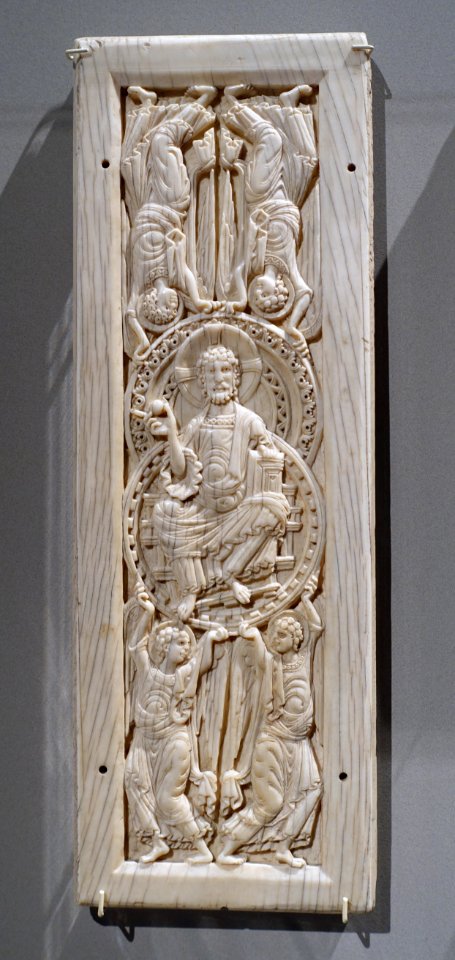 Enthroned Christ with Angels, Northern France (Arras or St. Omer), 1050-1100, ivory - Bode-Museum - DSC03622