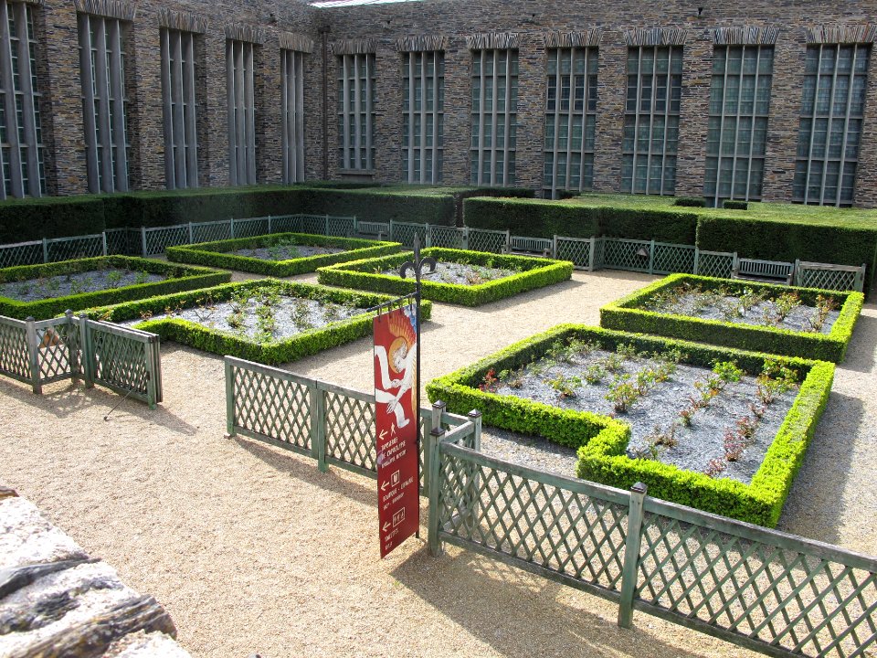 Entrée de la Tapisserie de l'Apocalypse, Angers, France