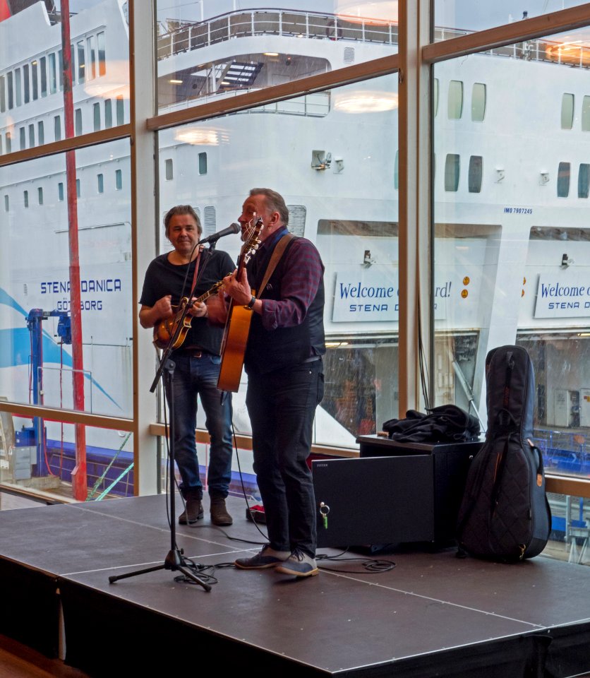 Entertainers in the departure hall for ferry to Denmark 1