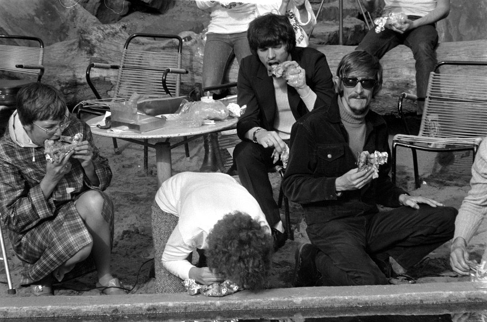 Enige Amsterdammers zitten op leeuwenrots in Artis voor Aktie Artis moet blijven, Bestanddeelnr 923-8529