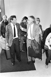 Engwirda (l) en Vis (beiden D66) op Schiphol na bezoek aan Moskou, Bestanddeelnr 932-9466