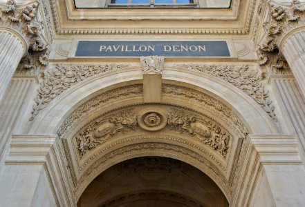 Entrée Pavillon Denon Louvre photo