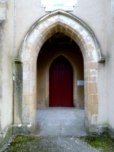 Entrée de l'église de Castetpugon