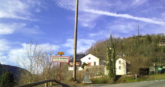 Entrée dans Louvie-Soubiron