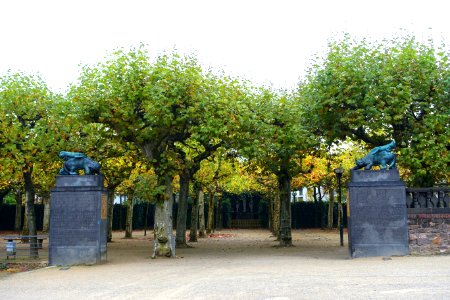 Entrance piers - Platanenhain - Mathildenhöhe - Darmstadt, Germany - DSC01506