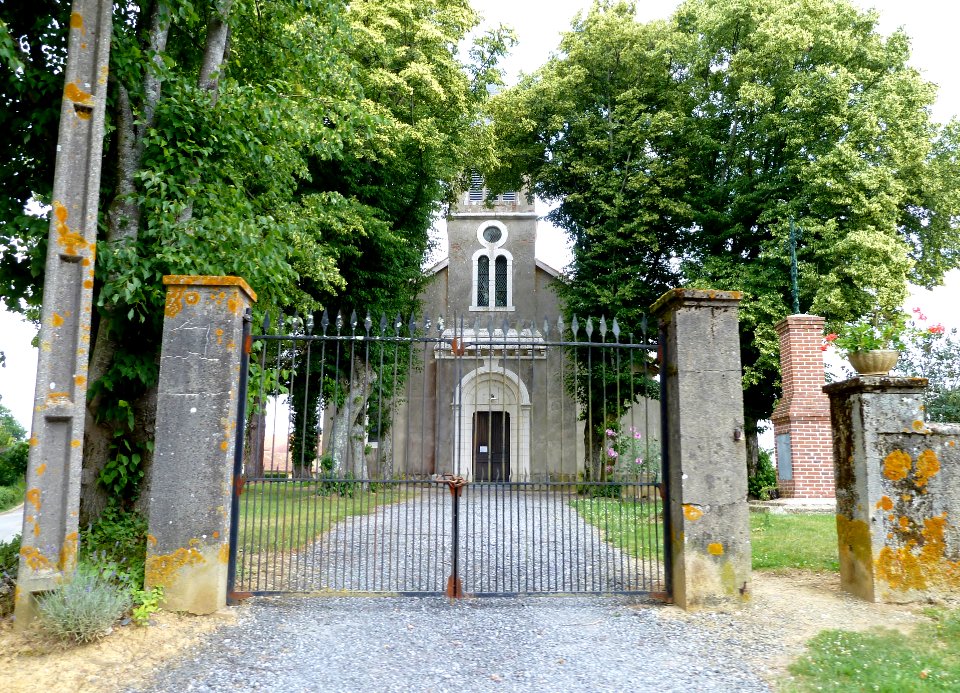 Entrée de l'église de Moncaup (Pyrénées-Atlantiques)