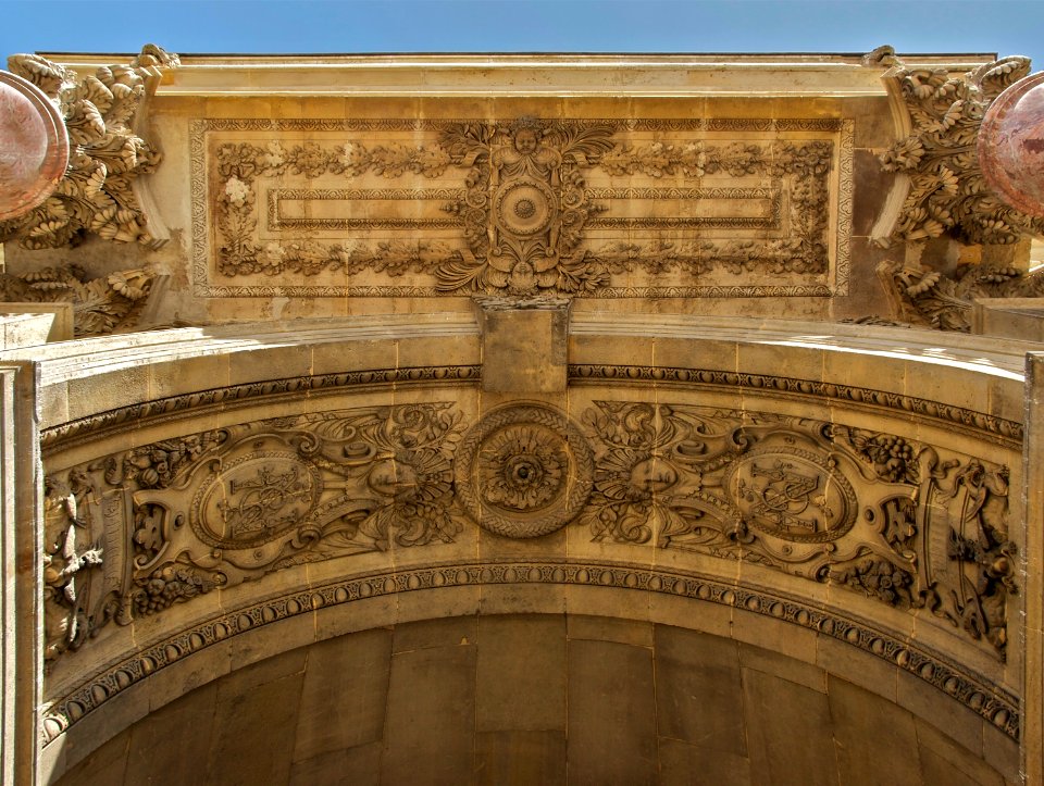 Entrée Pavillon Sully Louvre dessous