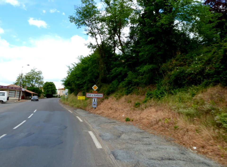 Entrée dans Puy-l'Évêque