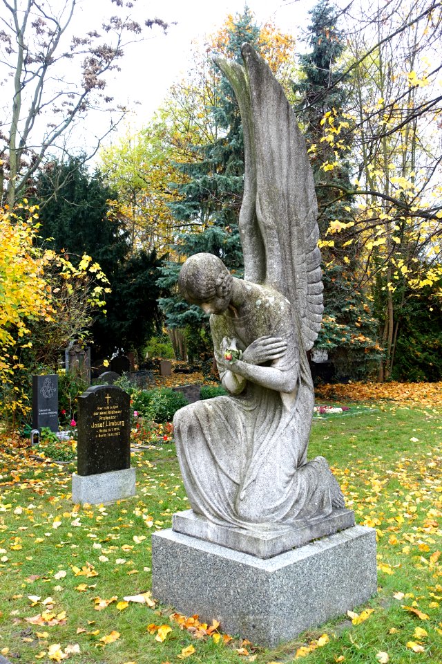 Entry angel - Alter Domfriedhof der St.-Hedwigsgemeinde, Berlin - DSC09833