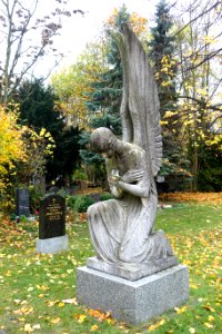 Entry angel - Alter Domfriedhof der St.-Hedwigsgemeinde, Berlin - DSC09833