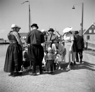 Eppo Doeve, Hildegard van de Poll-Eschen en Etty Doeve in Marken met een gezelsc, Bestanddeelnr 254-2198