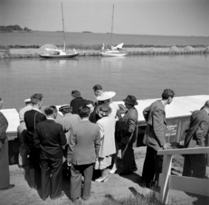 Eppo Doeve, Hildegard van de Poll-Eschen en Etty Doeve in Marken bij een rondvaa, Bestanddeelnr 254-2199