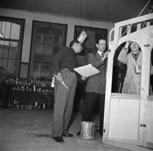 Eppo Doeve (links), een onbekende man en Doeve's assistent Toon van Galen bekijk, Bestanddeelnr 191-0747