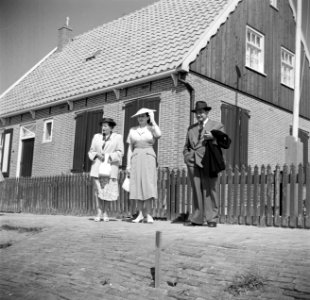 Eppo Doeve, Hildegard van de Poll-Eschen en Etty Doeve in Marken, Bestanddeelnr 254-2200