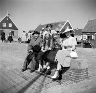 Eppo Doeve, Hildegard van de Poll-Eschen en Etty Doeve in Marken met twee meisje, Bestanddeelnr 254-2197