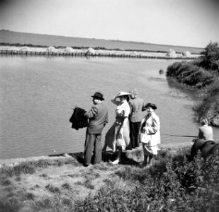 Eppo Doeve, Etty Doeve en Hildegard van de Poll-Eschen in Marken met vissende jo, Bestanddeelnr 254-2193