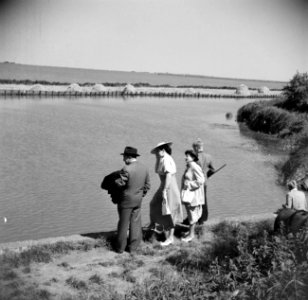 Eppo Doeve, Etty Doeve en Hildegard van de Poll-Eschen in Marken met vissende jo, Bestanddeelnr 254-2192