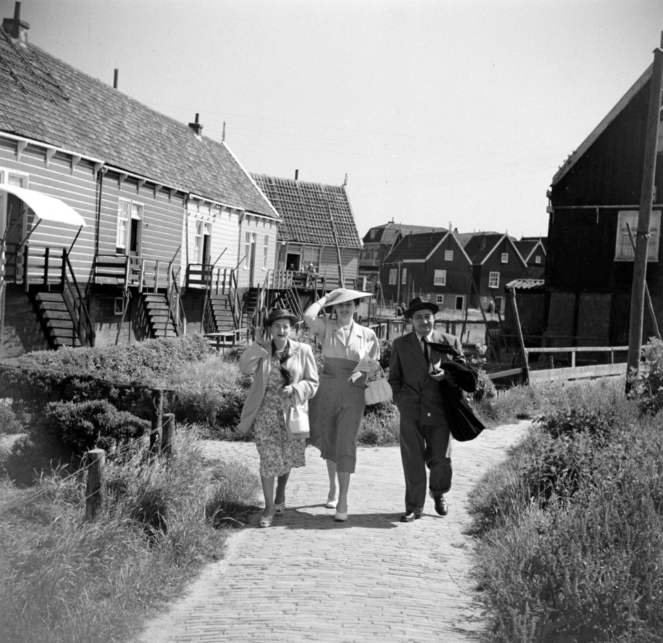 Eppo Doeve, Hildegard van de Poll-Eschen en Etty Doeve in Marken, Bestanddeelnr 254-2201
