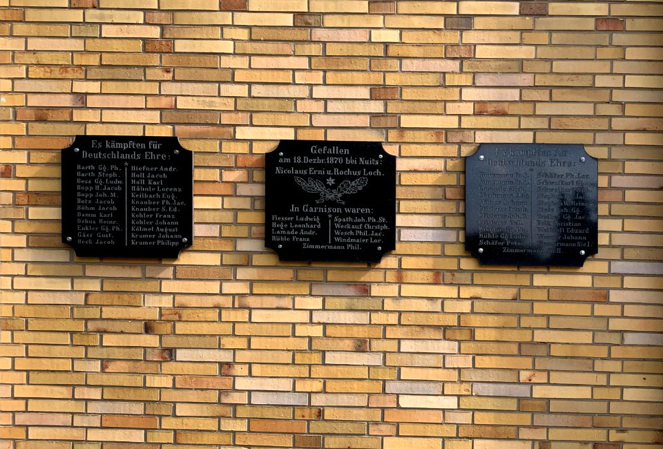 Eppelheim, Friedhof, Trauerhalle, Gedenktafeln