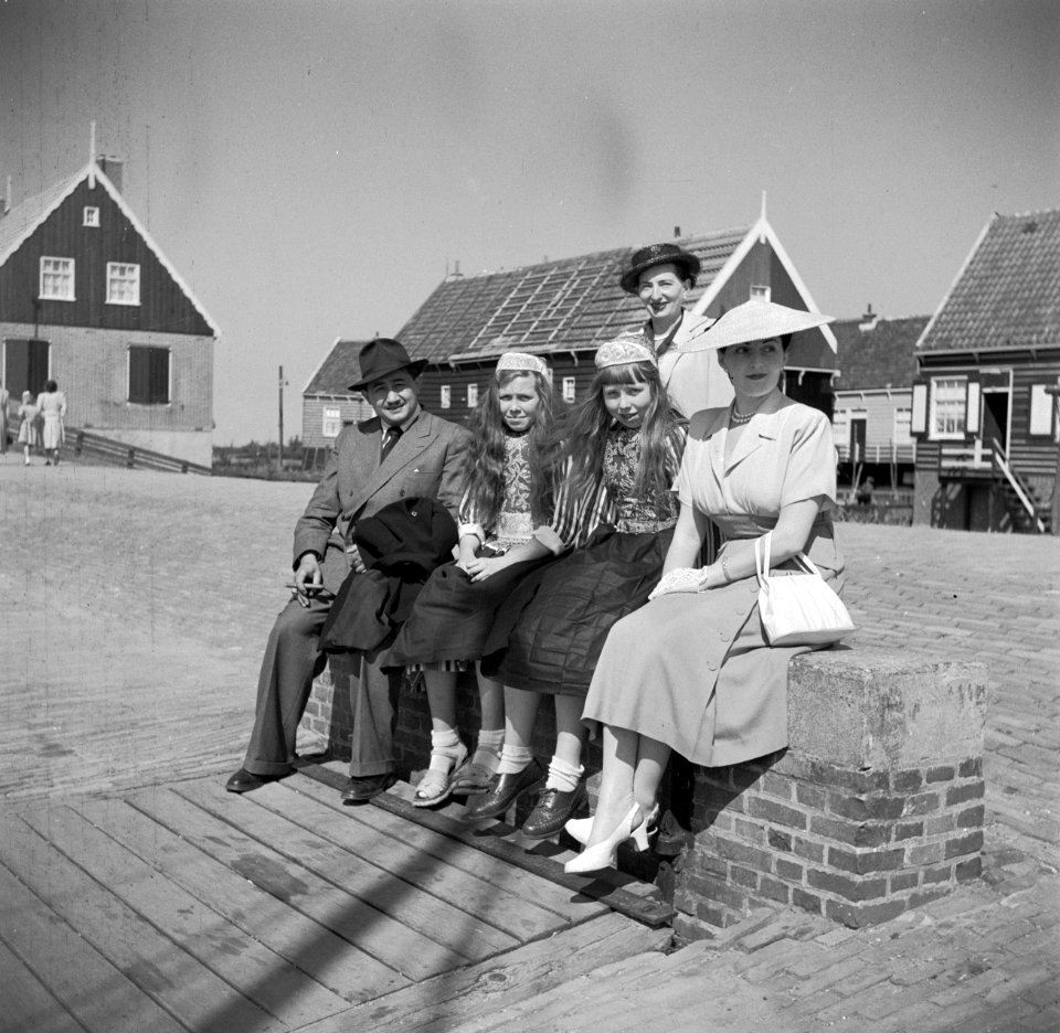 Eppo Doeve, Etty Doeve en Hildegard van de Poll-Eschen in Marken met twee meisje, Bestanddeelnr 254-2195