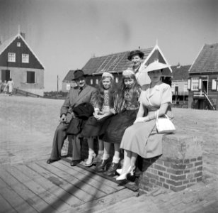 Eppo Doeve, Etty Doeve en Hildegard van de Poll-Eschen in Marken met twee meisje, Bestanddeelnr 254-2195
