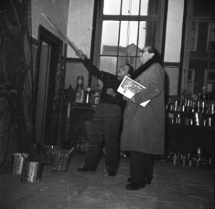 Eppo Doeve (links) en regisseur Johan de Meester bekijken in het atelier van Doe, Bestanddeelnr 191-0746