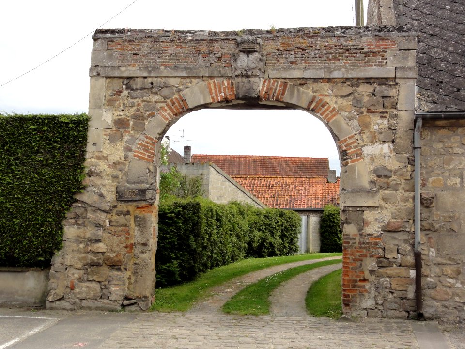 Eppes (Aisne) vieux portail (1700)