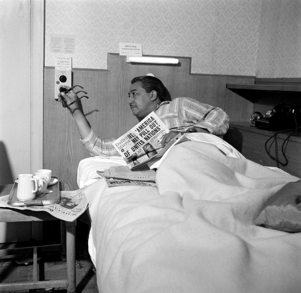 Eppo Doeve leest kranten in bed van het Green Park Hotel, Bestanddeelnr 254-2910