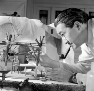 Eppo Doeve werkt aan een maquette van een decor, Bestanddeelnr 252-0105