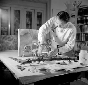 Eppo Doeve knipt papier voor een maquette van een decor, Bestanddeelnr 252-0103