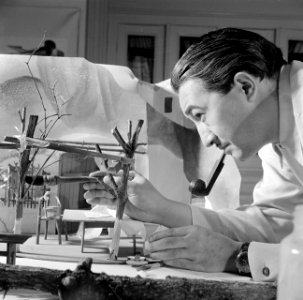 Eppo Doeve werkt aan een maquette van een decor, Bestanddeelnr 252-0104