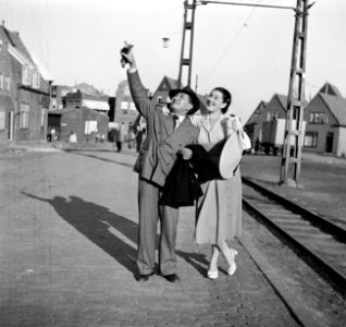Eppo en Etty Doeve bij het spoor, Bestanddeelnr 254-2203