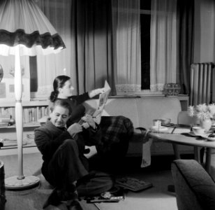 Eppo Doeve en echtgenote Etty thuis. Eppo speelt ukelele , Bestanddeelnr 252-0112